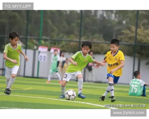 足球明星亲自指导孩子训练助力青少年成长与梦想实现