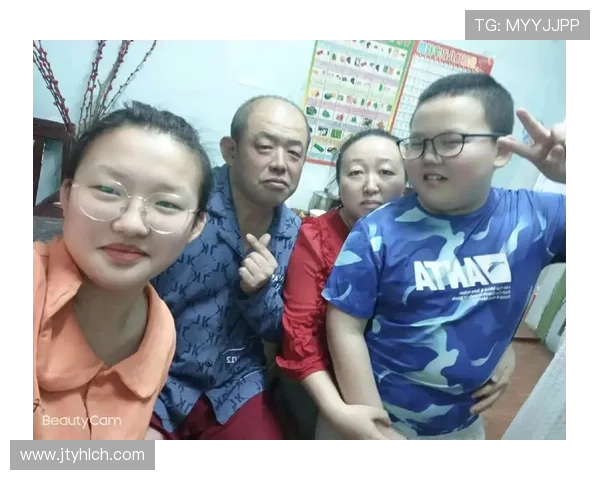 老头与足球明星互动视频引发热议网友纷纷点赞分享欢乐瞬间