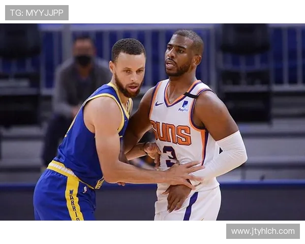 足球明星与裁判亲密合影引发热议球场内外的友谊与争议交织