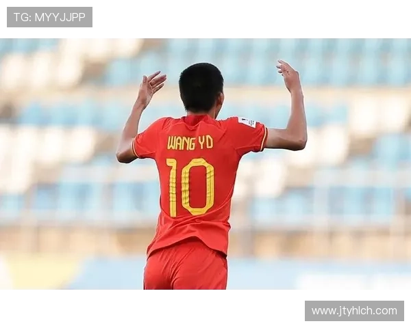 足球明星斯基拉奇的传奇生涯与对足球的热爱之路