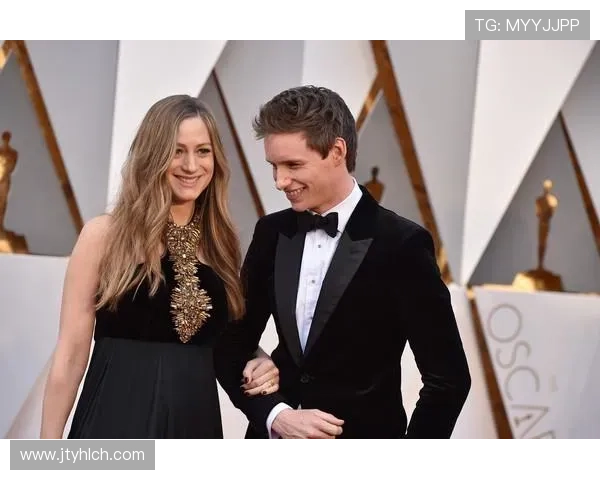 足球巨星与爱妻甜蜜接吻瞬间曝光浪漫场景引发粉丝热议与祝福