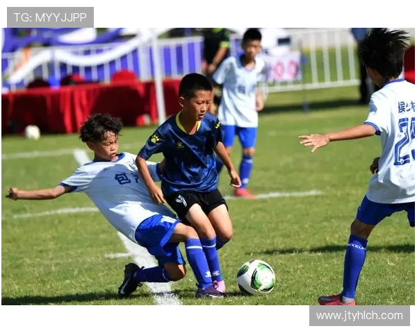 小胖子意外获得神奇能力召唤足球明星一起征战绿茵场
